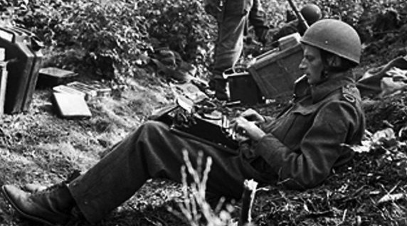 Os jornais enviavam os seus primeiros correspondentes para o foco da violência e, a par das reportagens de guerra, surgiam as crónicas de guerra.