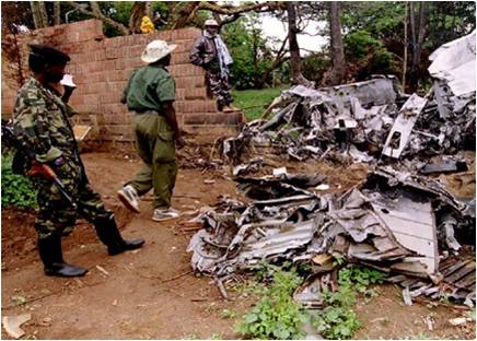 A 6 de abril de 1994, um avião que transportava o presidente Habyarimana e o presidente do Burundi, Cyprien Ntaryamira, foi abatido, não deixando quaisquer sobreviventes.
