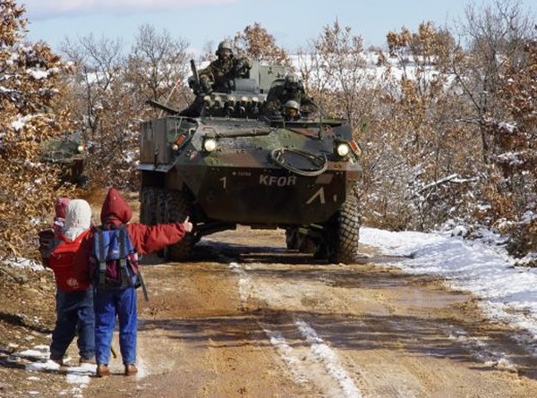Em setembro de 1991, os albaneses organizaram um referendo clandestino aprovando a criação da República do Kosovo. Não haveria retorno. O UÇK, ou Exército de Libertação do Kosovo, iria insurgir-se contra as autoridades sérvias no território, através de vários atentados entre 1996 e 1998.