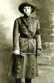 Em 1918, Peggy Hull tornou-se a primeira jornalista do sexo feminino acreditada pelo Governo norte-americano.