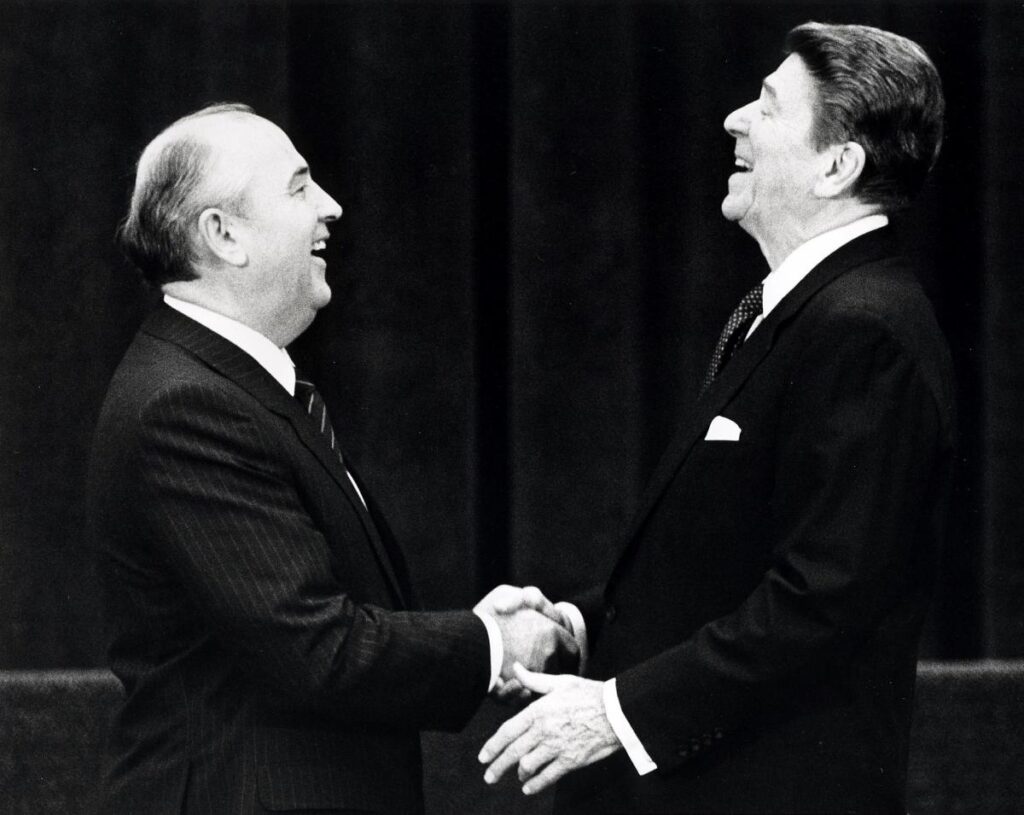 Mikhail Gorbachev encontrava-se no poder em Moscovo, tendo assinado os acordos de Genebra que, entre outras medidas, estabeleciam a retirada soviética do Afeganistão até fevereiro de 1989.