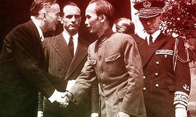 Com a derrota, os franceses foram obrigados a aceitar a independência do Vietname, Laos e Camboja na Conferência de Genebra.